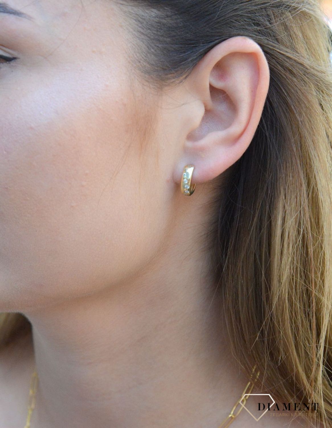 Kolczyki złote 333 angielskie zapięcie z okrągłymi cyrkoniami KL 6922 333. Kolczyki damskie złote. kolczyki złote na angielskie zapięcie. Kolczyki złote z cyrkoniami. Kolczyki złote idealne na prezent. Kolczyki złote na każdą.jpg